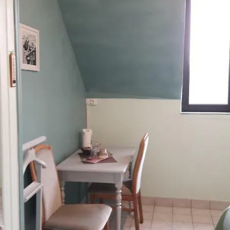 לינה וארוחת בוקר Le Perron